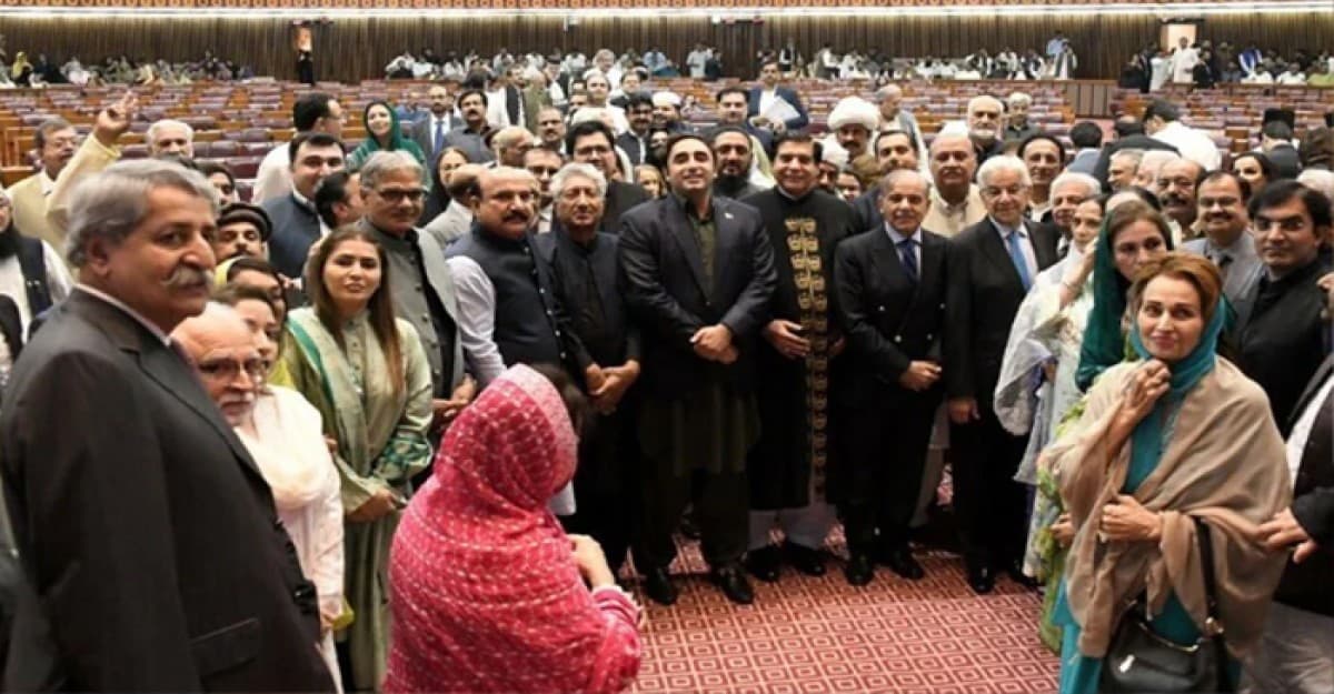 পাকিস্তানের পার্লামেন্ট ভেঙে দিলেন প্রেসিডেন্ট