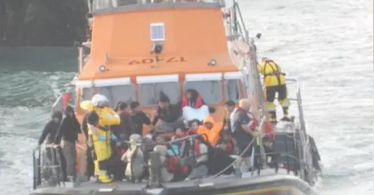 ইংলিশ চ্যানেলে অভিবাসী বোঝাই নৌকা ডুবি, নিহত ৬