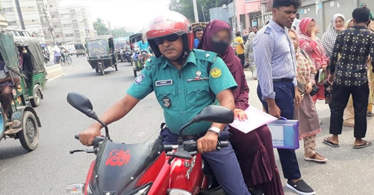 কেন্দ্র ভুল করা পরীক্ষার্থীকে বাইকে পৌঁছে দিল পুলিশ