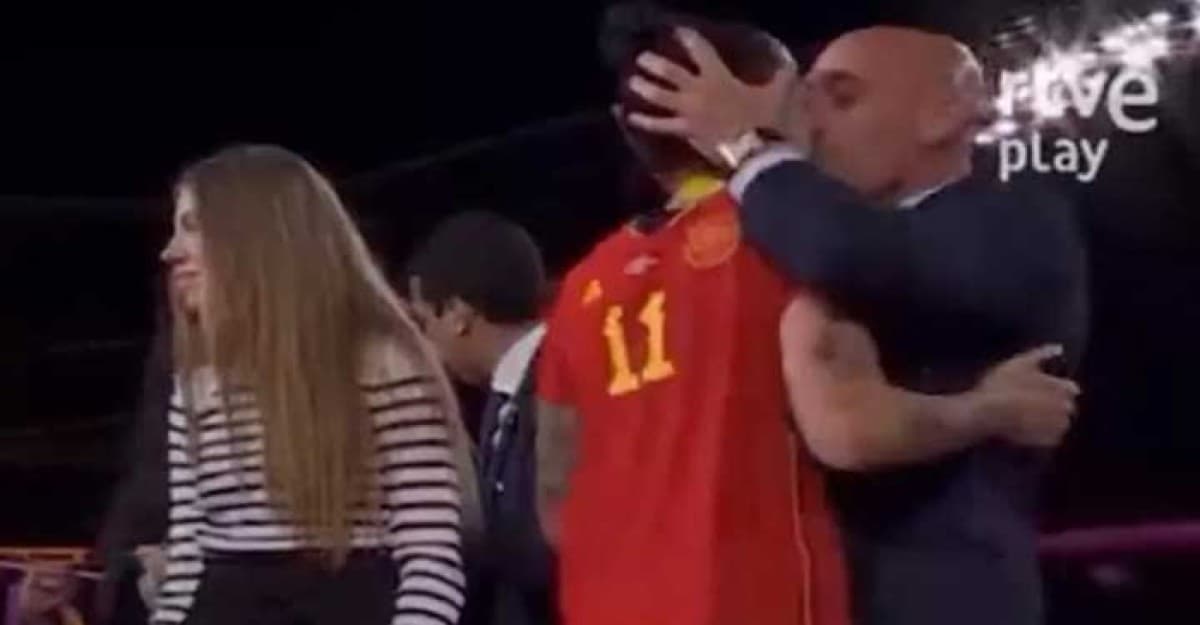 নারী ফুটবল বিশ্বকাপ: চুমু খেয়ে বিপাকে স্পেনের ফুটবল প্রধান