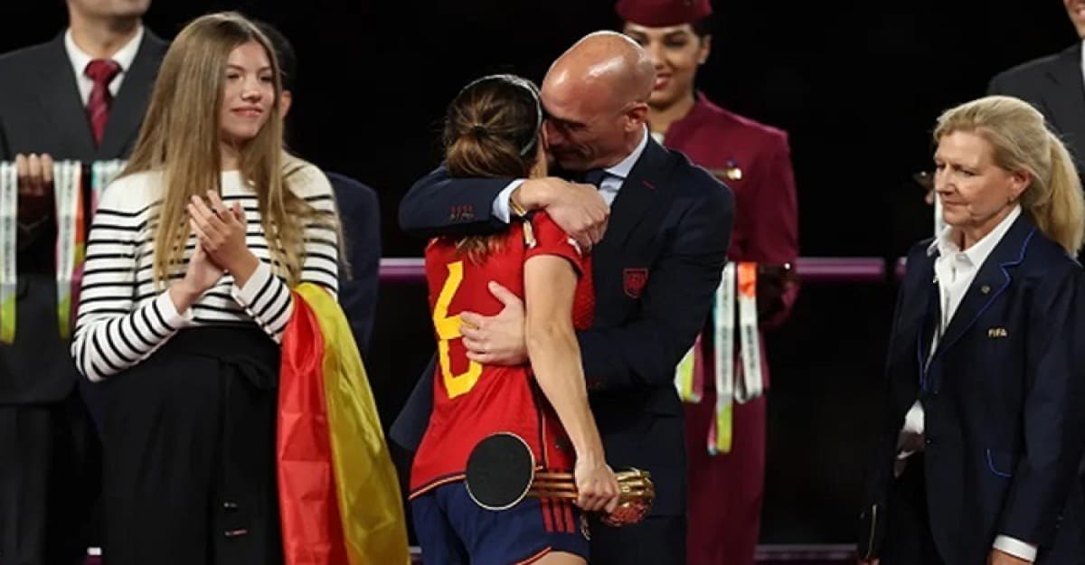 চুমু কাণ্ড: সেই নারী ফুটবলারের বিপক্ষে আইনি ব্যবস্থা নেওয়ার ঘোষণা