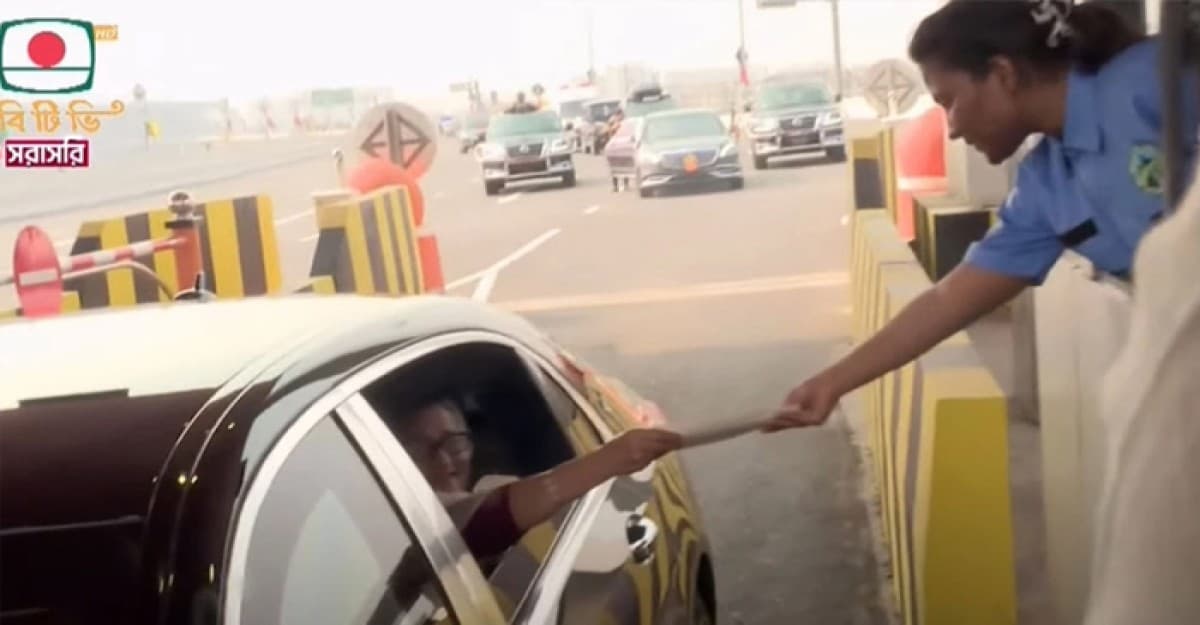 এক্সপ্রেসওয়েতে প্রথম টোল দিলেন প্রধানমন্ত্রী