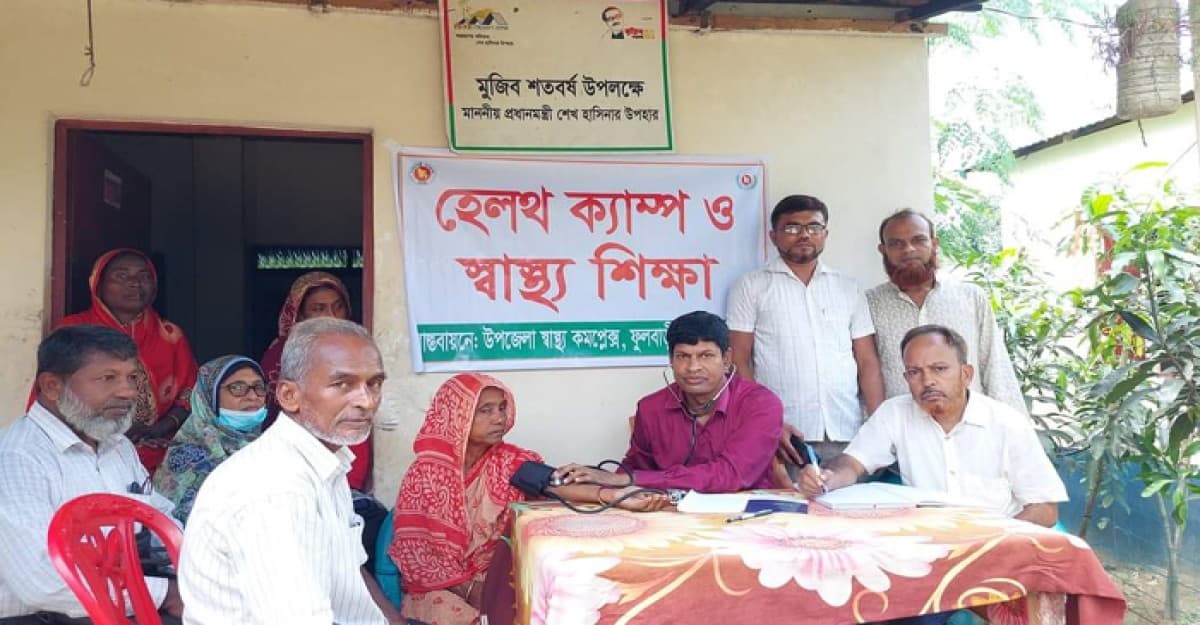ফুলবাড়িয়ায় আশ্রয়ন প্রকল্পে হেলথ ক্যাম্প ও স্বাস্থ্য শিক্ষার প্রধান করেন ডা. বিধান