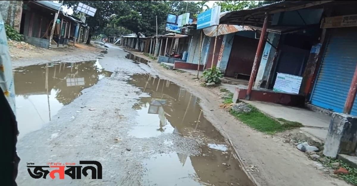 গঙ্গাচড়ায় সামান্য বৃষ্টিতেই পাকা রাস্তার দুই ধারে জলাবদ্ধতা