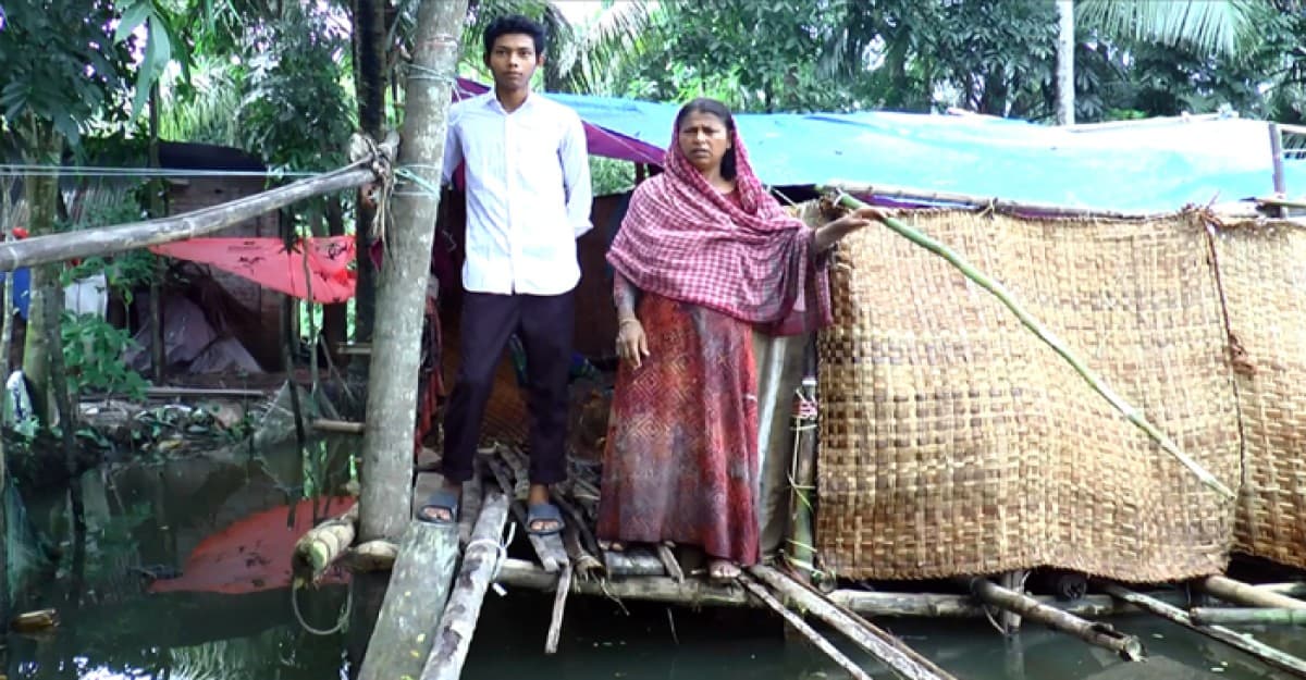 ঝালকাঠিতে পুকুরের মধ্যে বাঁশখুটি দিয়া মাঁচান বানিয়ে বসবাস