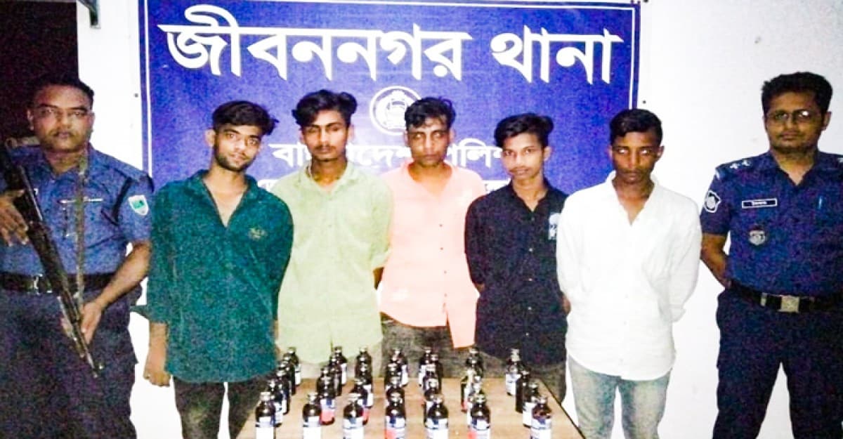 জীবননগরে ফেনসিডিলসহ ৫যুবক গ্রেফতার
