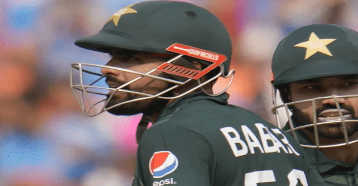 ফিফটি করে ফিরলেন বাবর, ভাঙল ৮৬ রানের জুটি