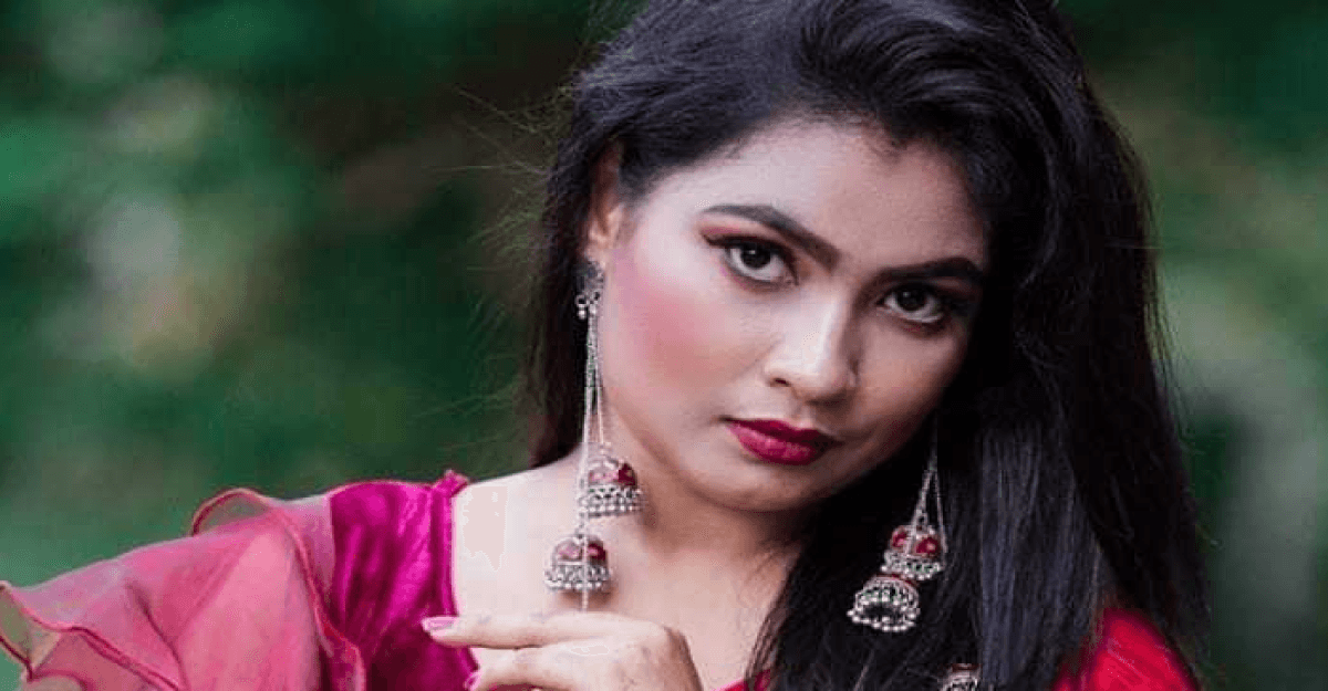 ‘অন্তরালের আয়না’ মঞ্চ নাটকে শারমিন সুলতানা