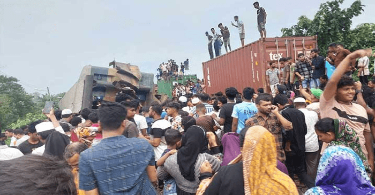 ভৈরবে মালবাহী ট্রেনে যাত্রীবাহী এগারো সিন্ধু ট্রেনের ধাক্কা, বহু হতাহতের শঙ্কা