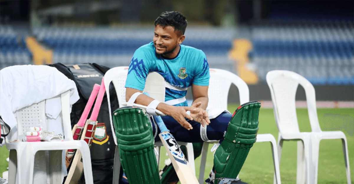 হঠাৎ দেশে ফিরে এসেছেন সাকিব