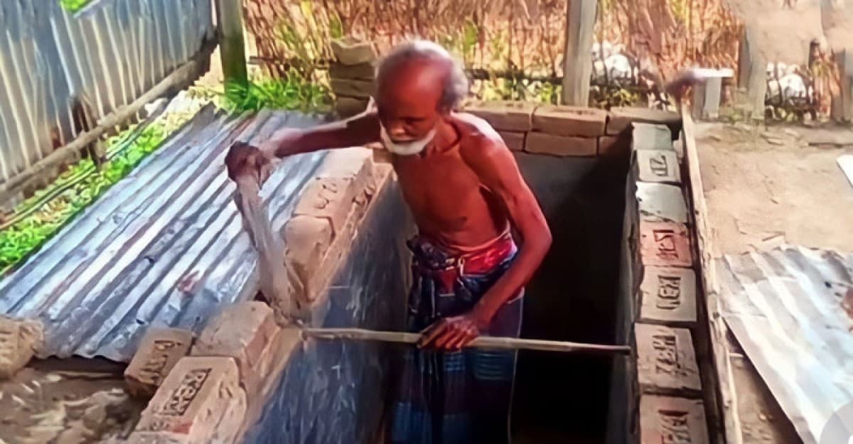 নিজের কবর নিজেই খুঁড়ে রাখছেন শ্রীপুরের আমির আলী