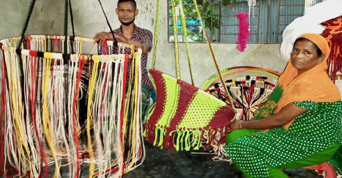 কালীগঞ্জে দোলনা তৈরি করে স্বচ্ছলতার ছোঁয়া