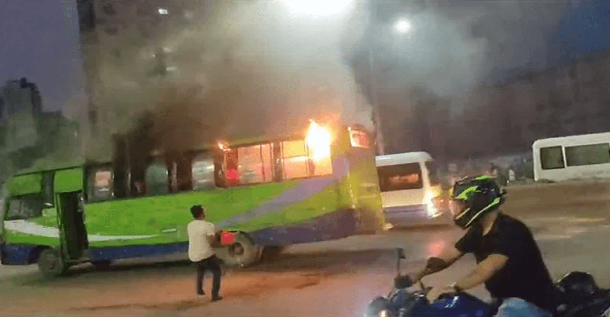শ্যামলীতে যাত্রীবাহী বাসে আগুন