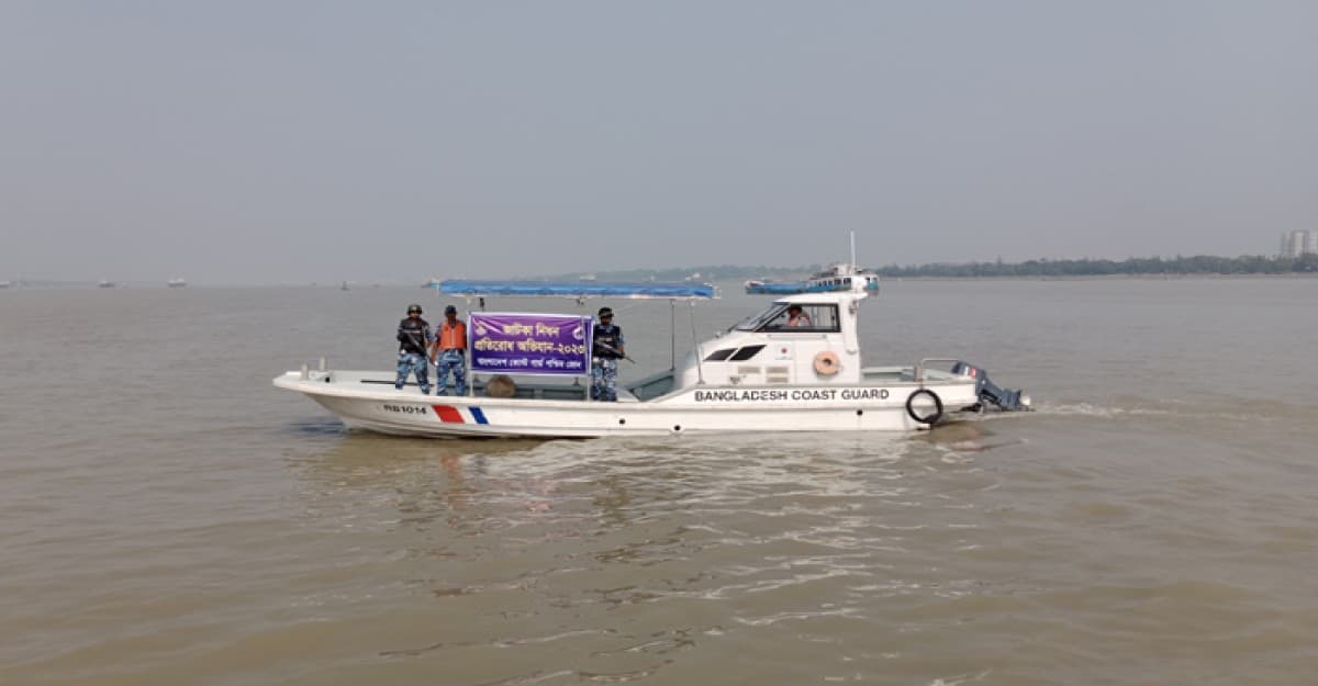 মোংলার উপকূলে জাটকা রক্ষায় কোস্টগার্ডের অভিযান