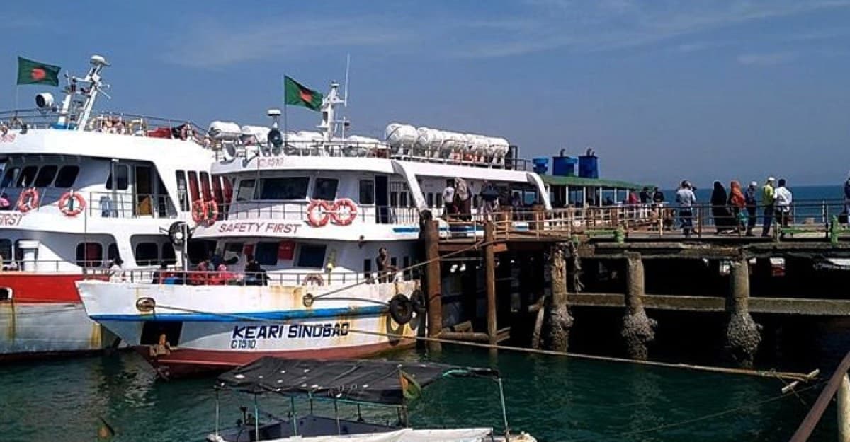 সংকেত বেড়ে ৩, সেন্টমার্টিনগামি পর্যটকবাহি জাহাজ চলাচল বন্ধ