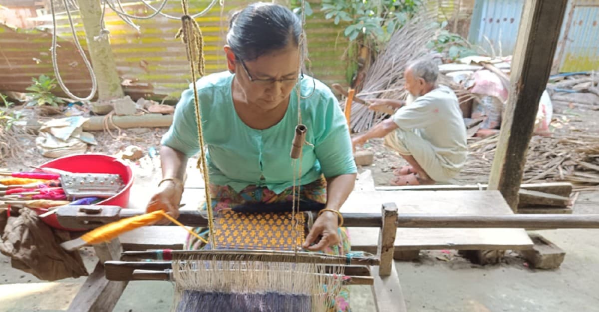 তালতলীতে তৈরি হচ্ছে রাখাইনদের নান্দনিক ডিজাইনের বস্ত্র