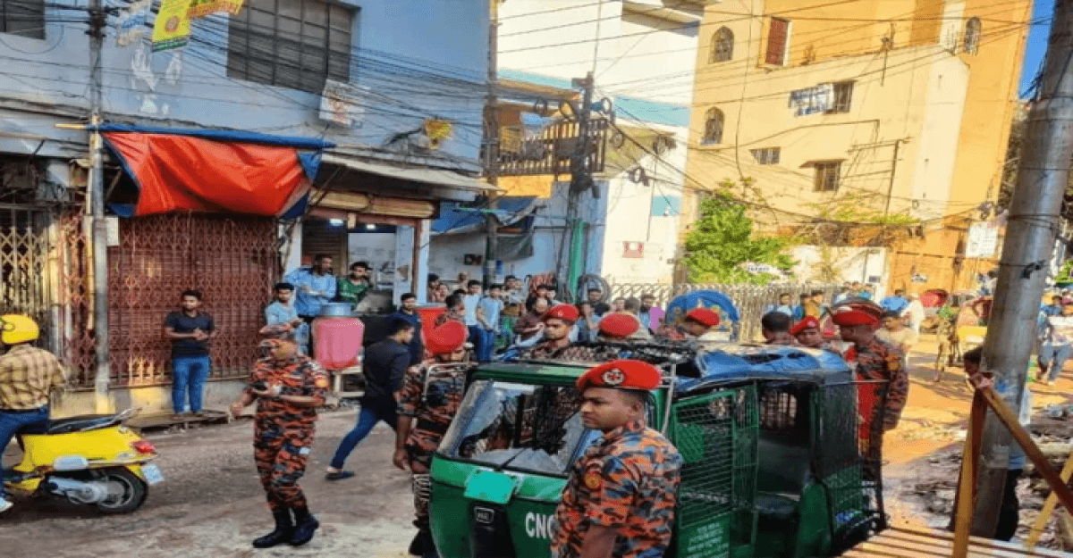 পুরান ঢাকায় সিএনজিতে ককটেল বিস্ফোরণ