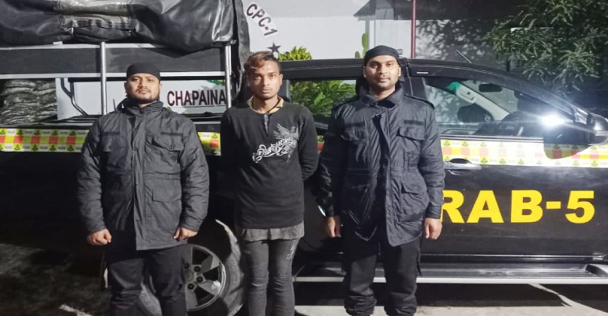 পাবনার অস্ত্র কারবারি চাঁপাইনবাবগঞ্জে গ্রেফতার