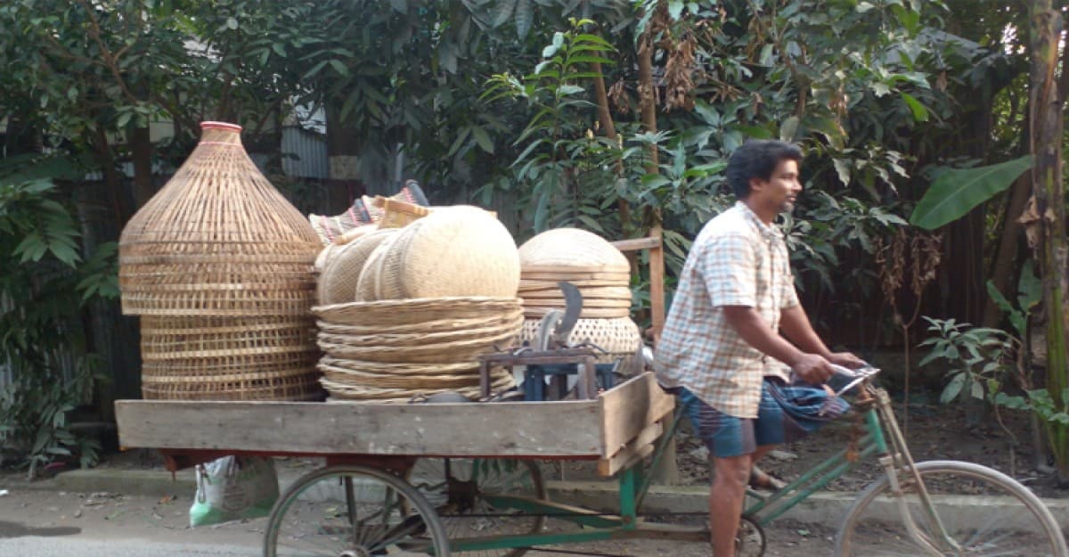 শ্রীনগরে বাঁশের পণ্য বিক্রি করে জীবন নির্বাহ