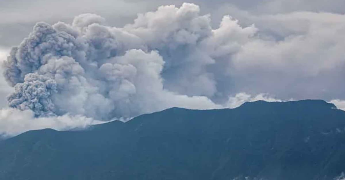 ইন্দোনেশিয়ায় আগ্নেয়গিরির অগ্ন্যুৎপাতে ১১ হাইকারের মৃত্যু