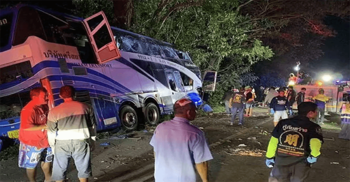 থাইল্যান্ডে দোতলা বাস দুর্ঘটনায় প্রাণ গেল ১৪ জনের