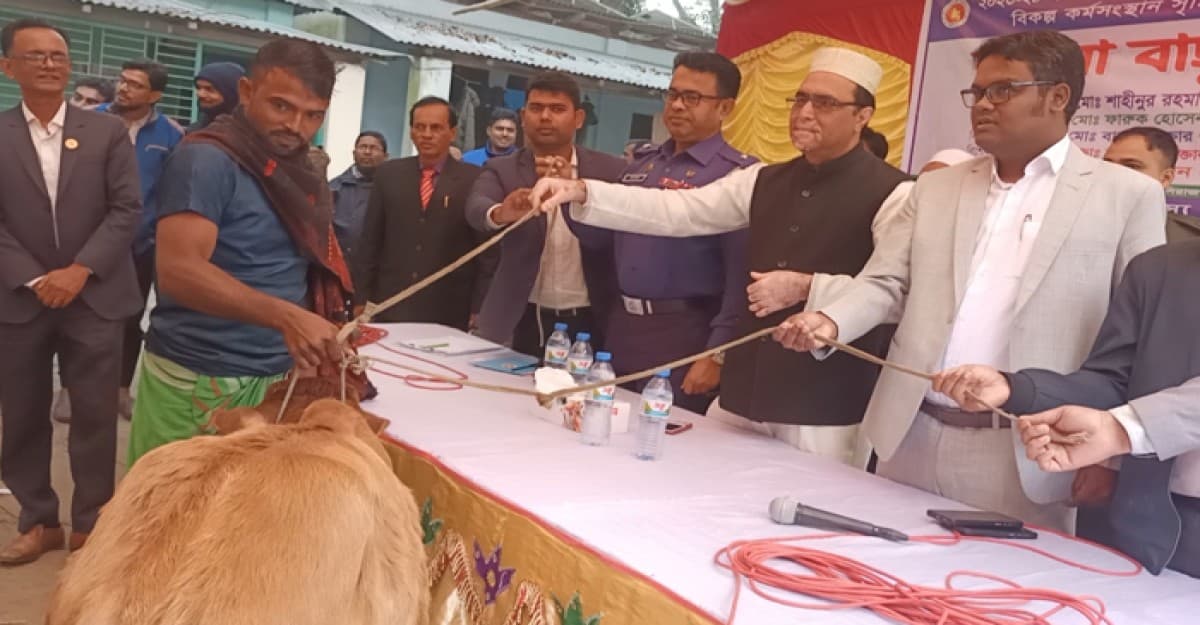 চৌহালীতে নিষেধাজ্ঞা মান্য করায় গরু পেলো ৩২ জেলে