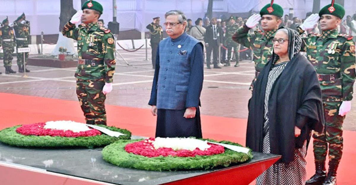 শহীদ বুদ্ধিজীবী স্মৃতিসৌধে রাষ্ট্রপতি-প্রধানমন্ত্রীর শ্রদ্ধা