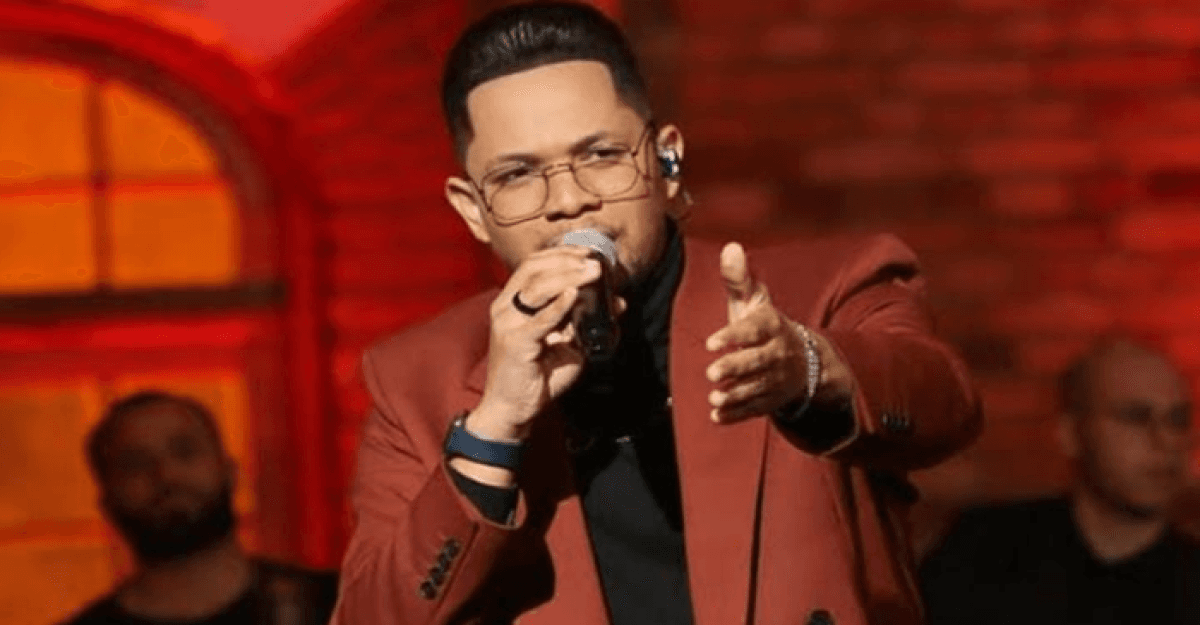 গান গাওয়ার সময় মঞ্চেই মারা গেলেন গায়ক