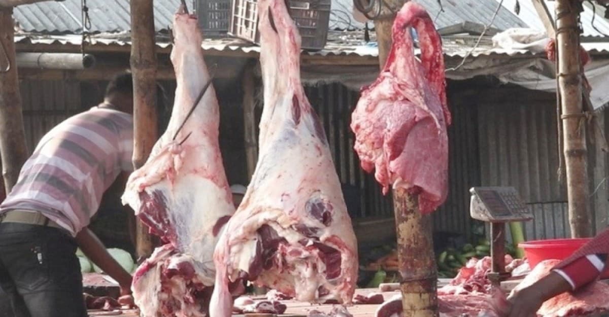 গরুর মাংসের দাম কমলেও কমেনি মাদারীপুরে