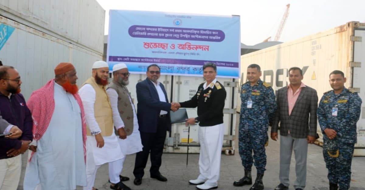 মোংলা বন্দর দিয়ে প্রথম ৫১ টন আপেল আমদানি