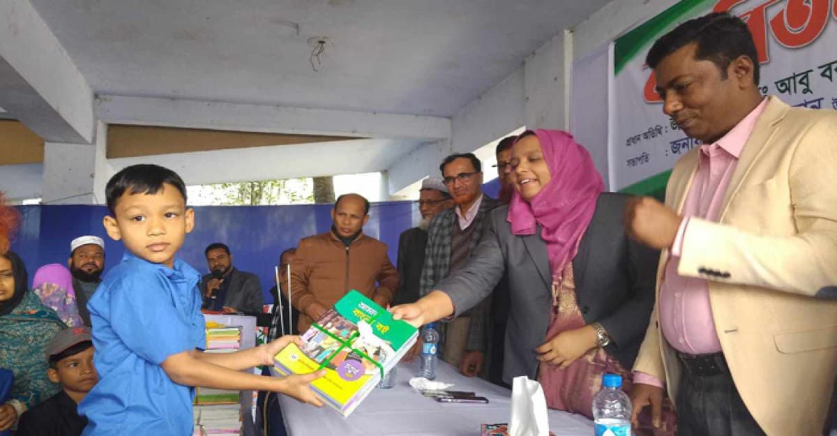 নতুন বই পেয়ে উচ্ছ্বসিত সকল শিক্ষার্থীরা