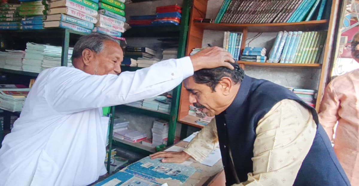 জীবননগর বাজারে নৌকার প্রার্থী টগরের গণসংযোগ