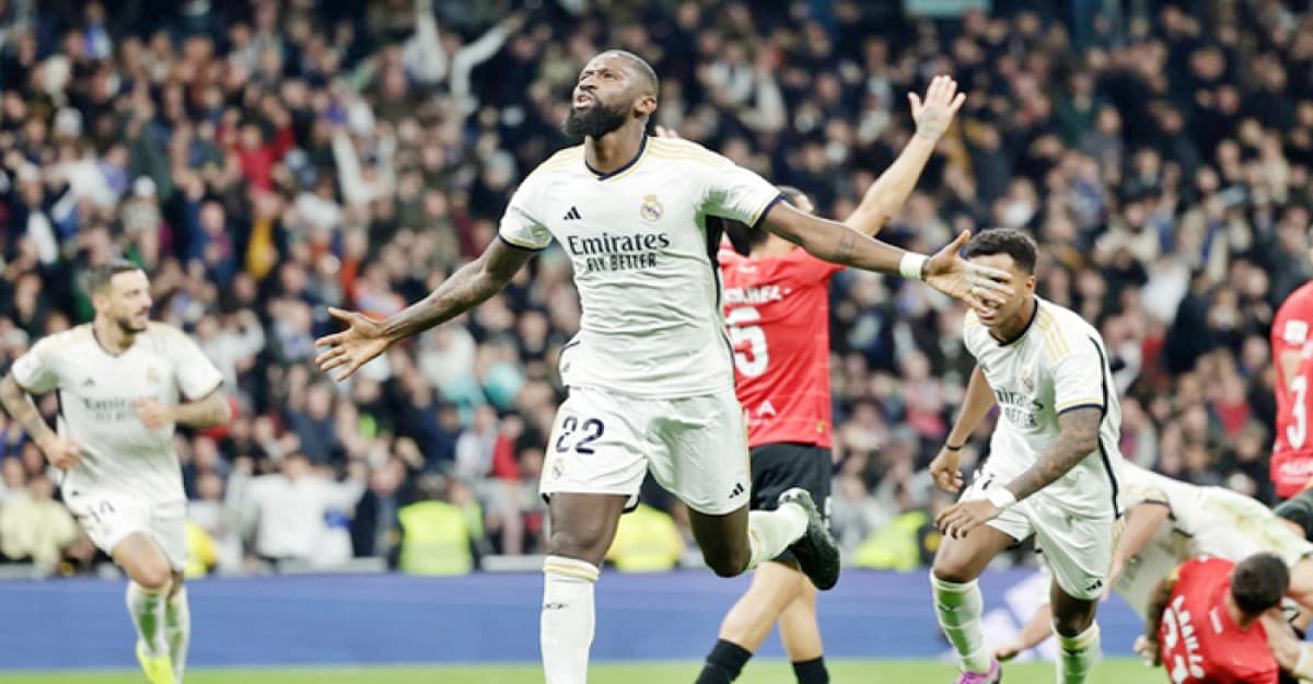 শেষ মুহূর্তের গোলে জিতে শীর্ষেই থাকলো রিয়াল