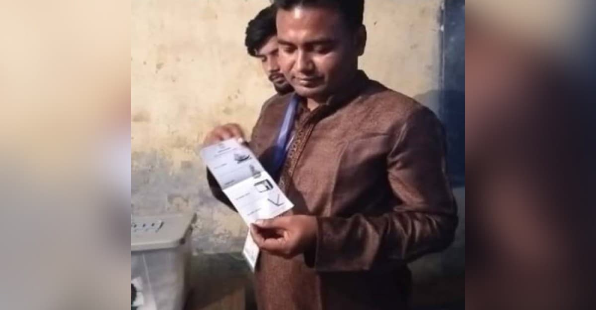 টেলিভিশন প্রার্থী ভোট দিলেন নৌকায়