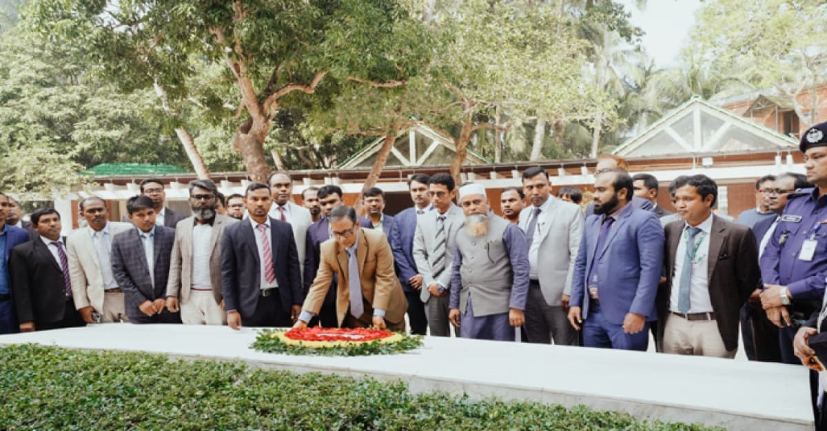 বঙ্গবন্ধুর সমাধিতে বাংলাদেশ কৃষি ব্যাংকের চেয়ারম্যানের শ্রদ্ধা