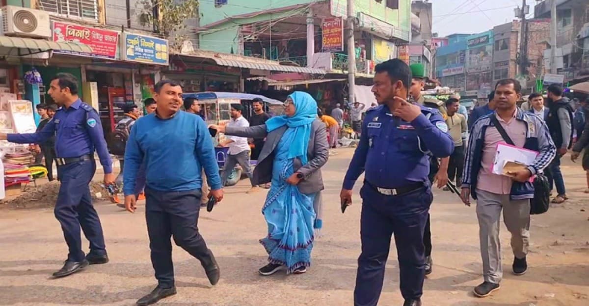অবৈধ মোটর সাইকেল পার্কিং করায় ভ্রাম্যমান আদালতে জরিমানা
