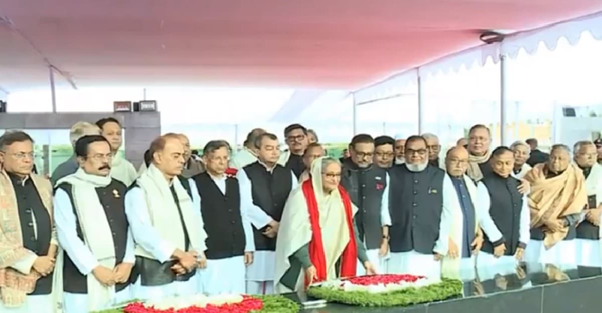 বঙ্গবন্ধুর প্রতিকৃতিতে নতুন মন্ত্রিসভার শ্রদ্ধা