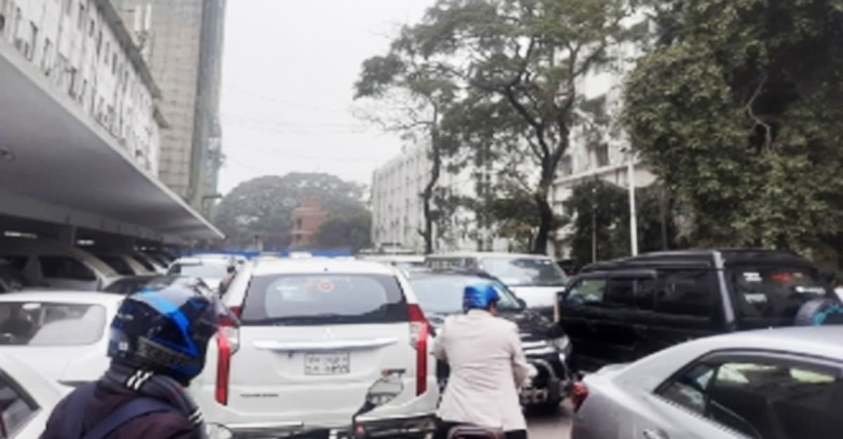 মন্ত্রী ও প্রতিমন্ত্রীদের শুভেচ্ছা জানাতে গাড়ির চাপে সচিবালয়ে জট