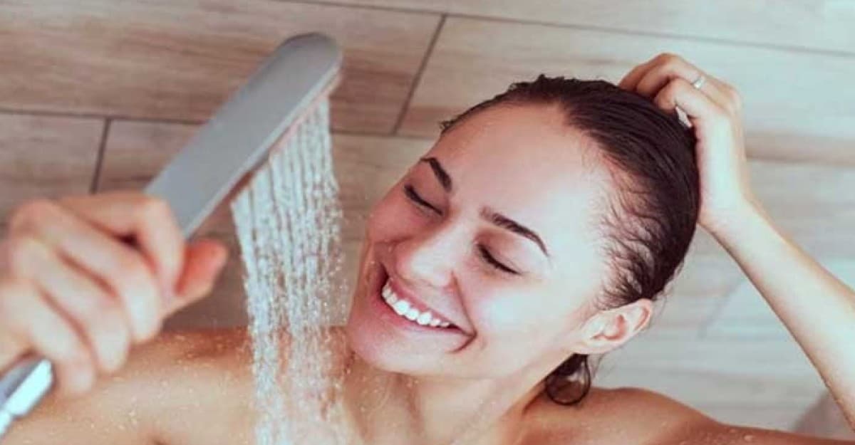 শীতে গরম পানিতে গোসলের উপকারিতা ও অপকারিতা