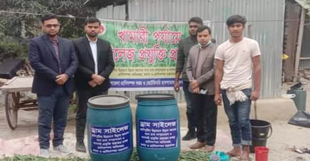 কৃষকের খামারে গিয়ে সাইলেজ তৈরি শিখাচ্ছে প্রকল্প কর্মকর্তা