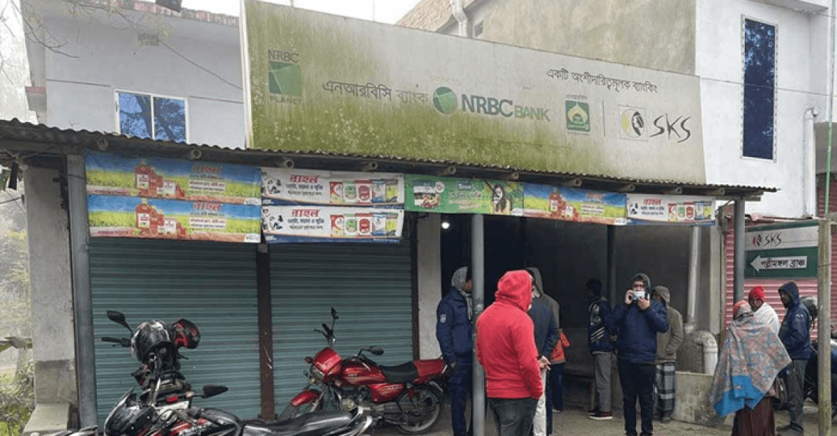 বগুড়ায় ব্যাংকের সিন্দুক কেটে টাকা চুরি!