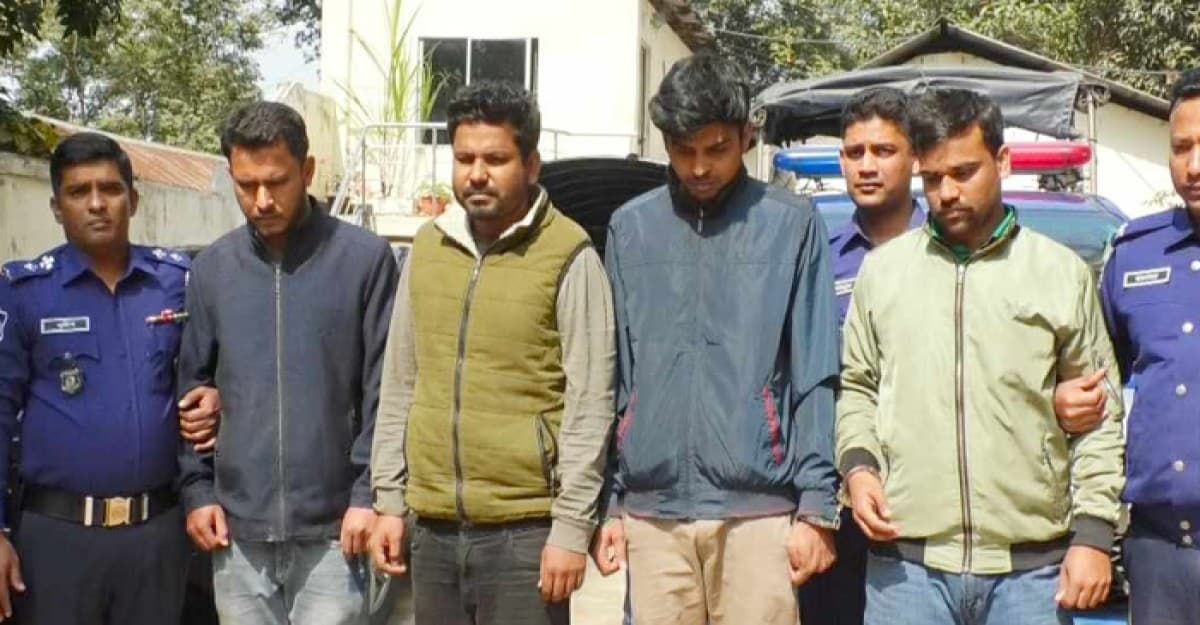 জাবিতে বহিরাগত স্বামীকে আটকে রেখে স্ত্রীকে সংঘবদ্ধ ধর্ষণ, আটক ৪