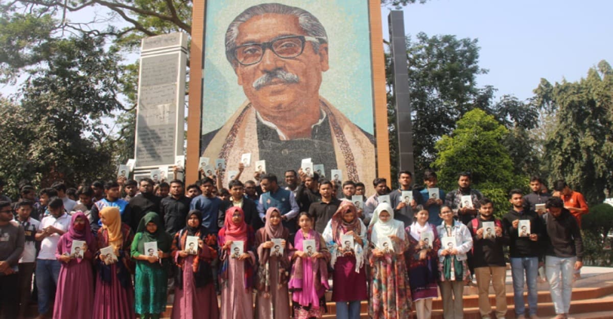 শিক্ষার্থীদের বঙ্গবন্ধুর 'অসমাপ্ত আত্মজীবনী' বই উপহার দিল ইবি ছাত্রলীগ