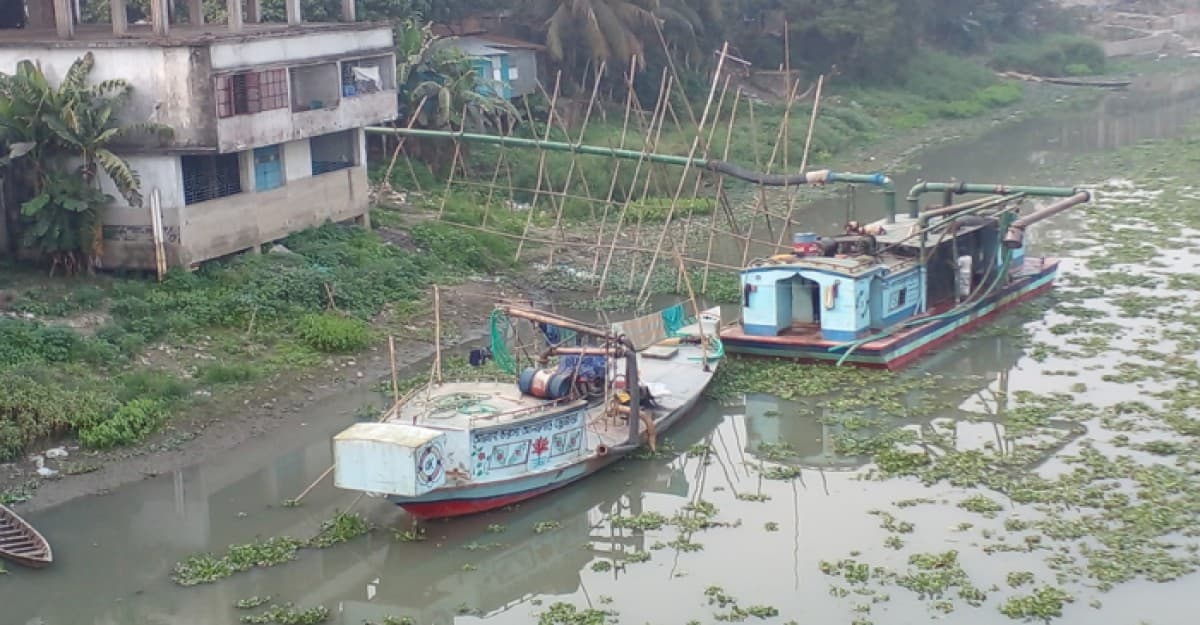 শ্রীনগর-আলমপুর খালে অবৈধভাবে ড্রেজার বাণিজ্য, পাইপ লাইনে দুর্ভোগ