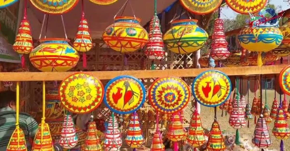 সোনারগাঁয়ে লোক কারুশিল্প মেলায় শেষ মুহূর্তে দর্শনার্থীর উপচে পরা ভীড়