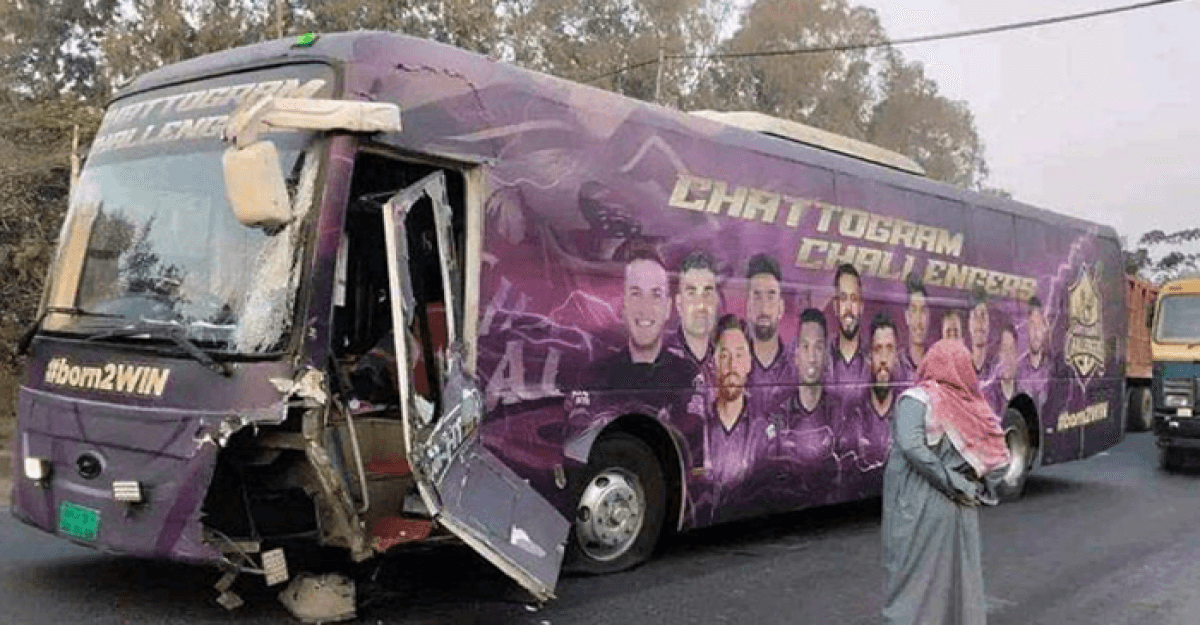 হঠাৎ দুর্ঘটনার কবলে চট্টগ্রাম চ্যালেঞ্জার্সের টিম বাস