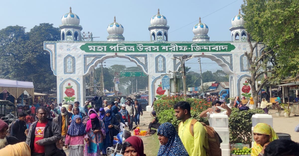জুমার নামাজ শেষে বিশ্ব জাকের মঞ্জিলে সত্য ও ন্যায়ের পতাকা উত্তোলন