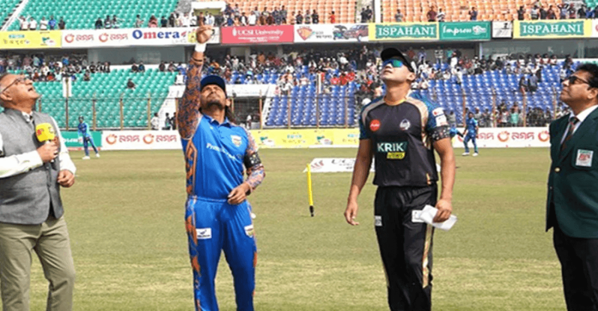 টস জিতে ব্যাটিংয়ে ঢাকা