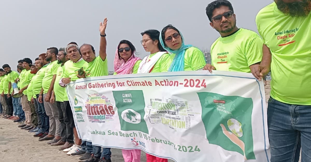 কুয়াকাটা সৈকতে পরিবেশ দূষণ রোধে মানববন্ধন কর্মসূচি পালিত