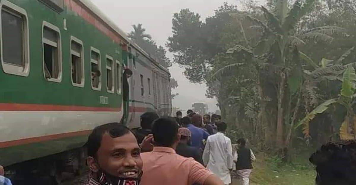 চলন্ত অবস্থায় ছুটে গেল ট্রেনের তিন বগি, ঢাকা ময়মনসিংহ রেল যোগাযোগ বন্ধ